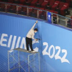 Un inserviente durante i preparativi per le Olimpiadi di Pechino