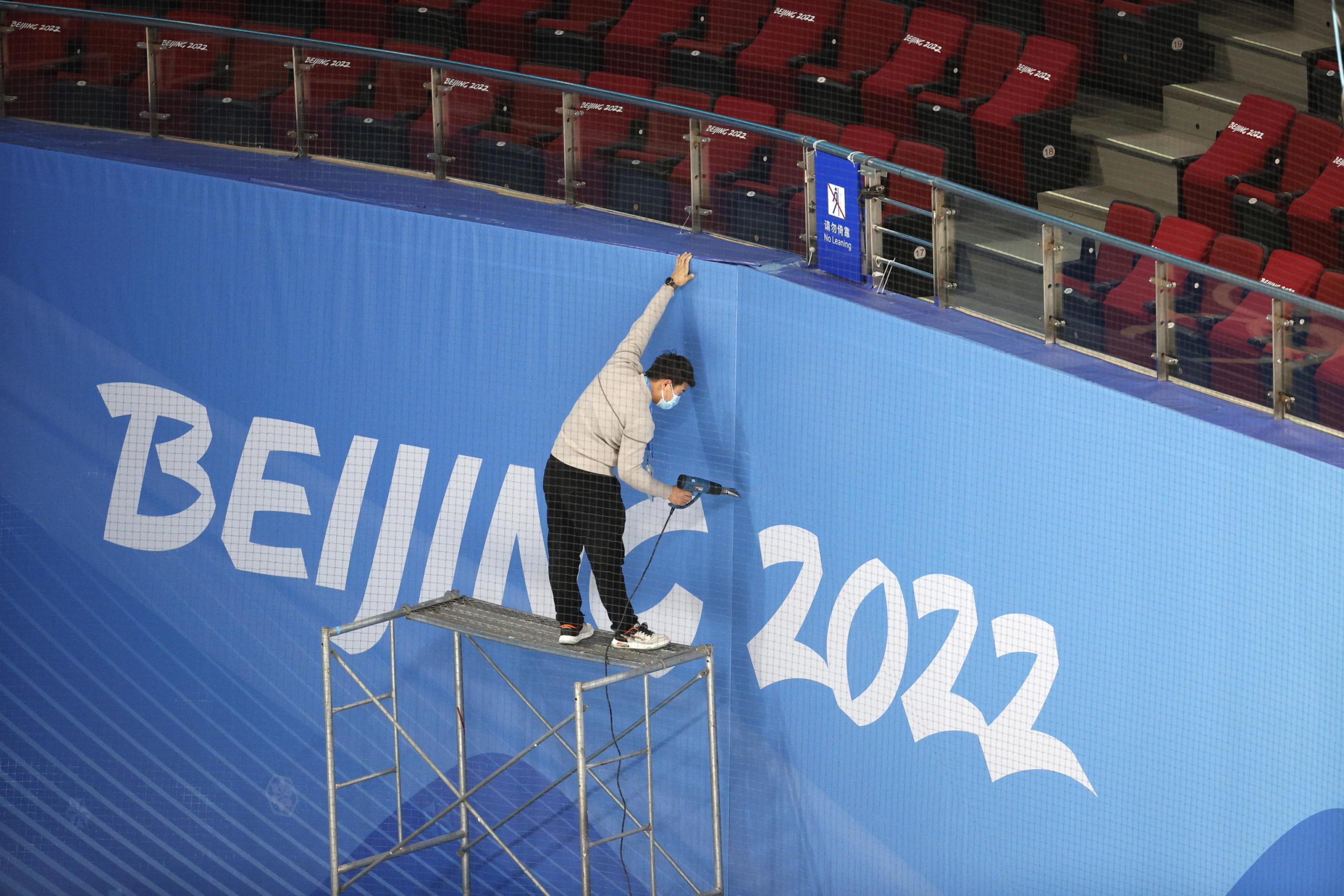 Un inserviente durante i preparativi per le Olimpiadi di Pechino