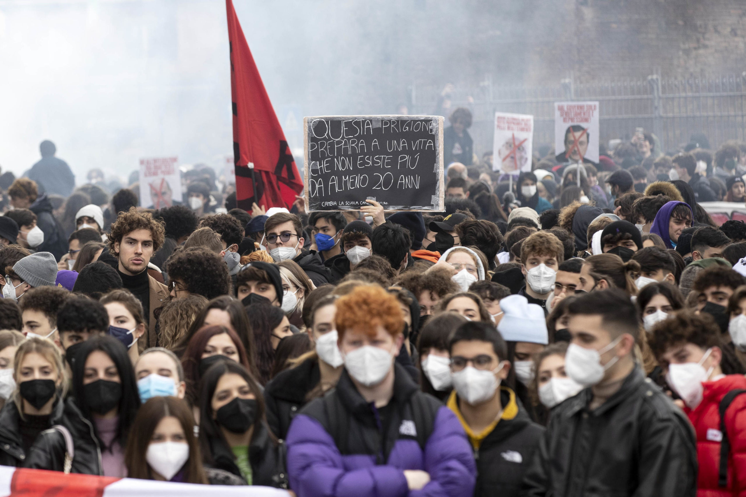 Il corteo degli studenti a Roma contro le prove della maturità