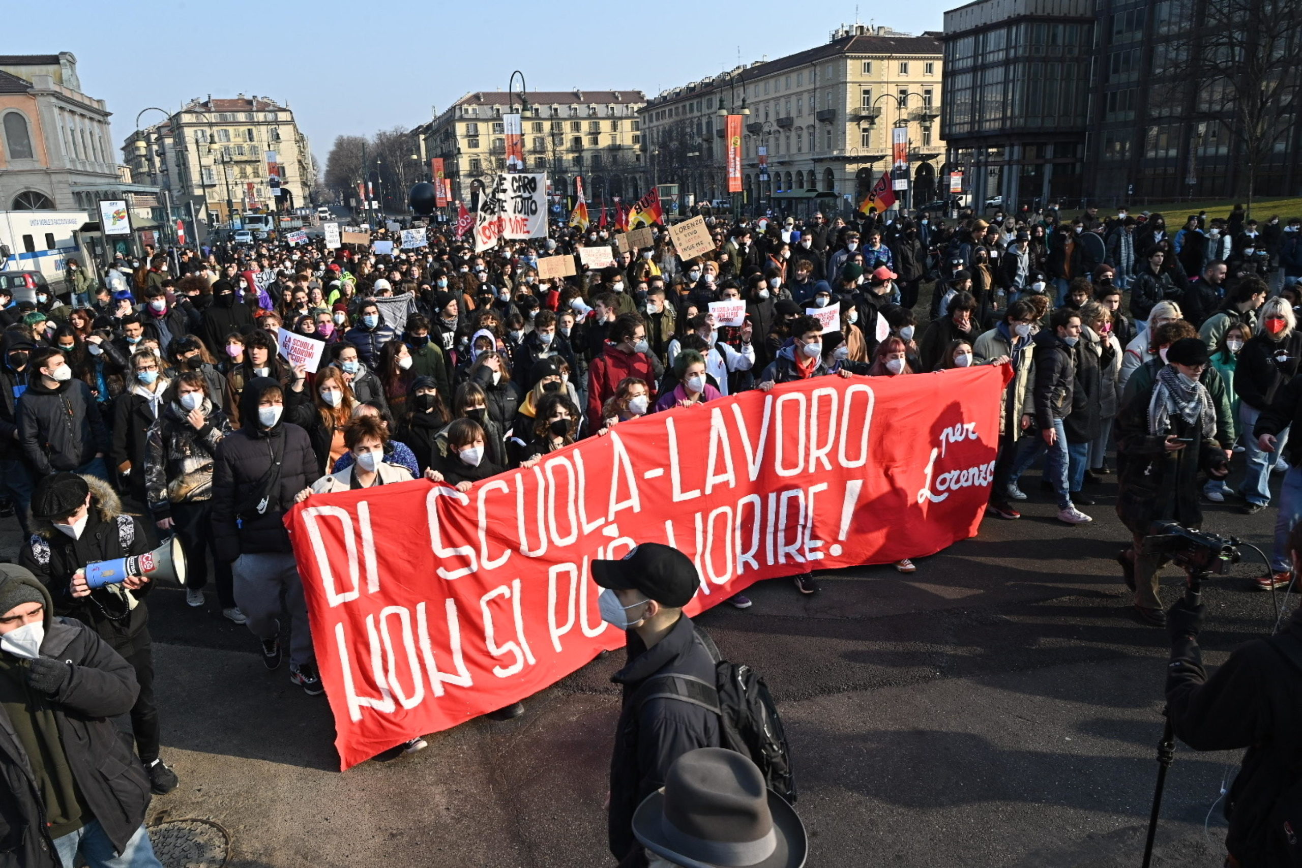 Studenti in strada a Torino contro l'alternanza scuola-lavoro
