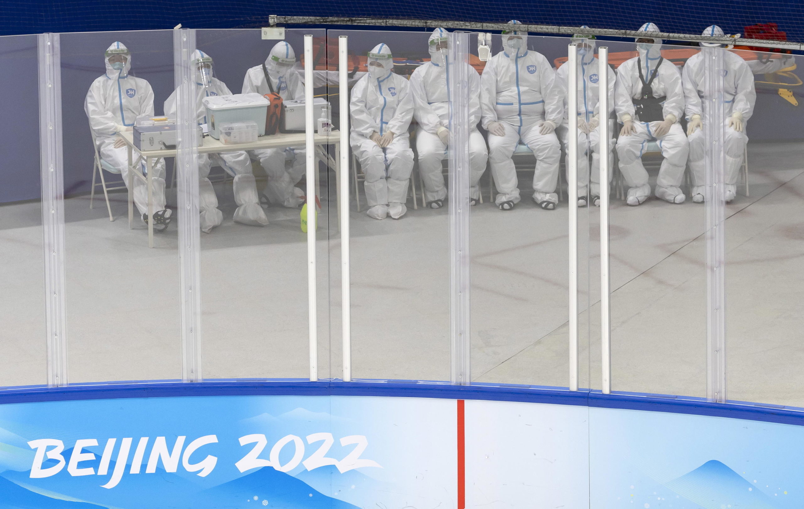 Operatori sanitari indossano le tute protettive contro il Covid Operatori sanitari indossano le tute protettive contro il Covid