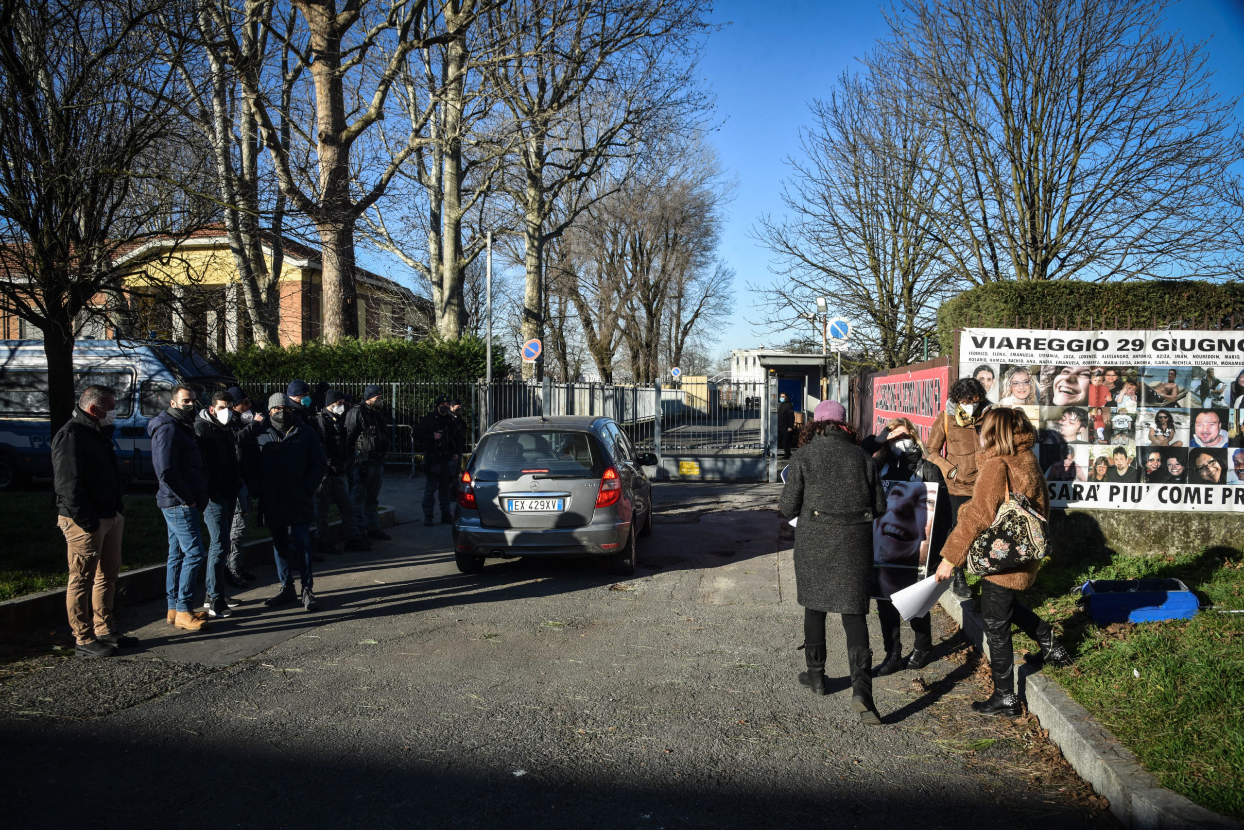 Presidio davanti all'aula bunker di via Ucelli di Nemi di un gruppo di familiari delle vittime della strage ferroviaria di Viareggio (Lucca) del 2009 Presidio davanti all'aula bunker di via Ucelli di Nemi di un gruppo di familiari delle vittime della strage ferroviaria di Viareggio (Lucca) del 2009