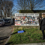 Un gruppo di familiari delle vittime della strage di Viareggio (Lucca) del 2009 riuniti davanti all'aula bunker di via Ucelli di Nemi Un gruppo di familiari delle vittime della strage di Viareggio (Lucca) del 2009 riuniti davanti all'aula bunker di via Ucelli di Nemi