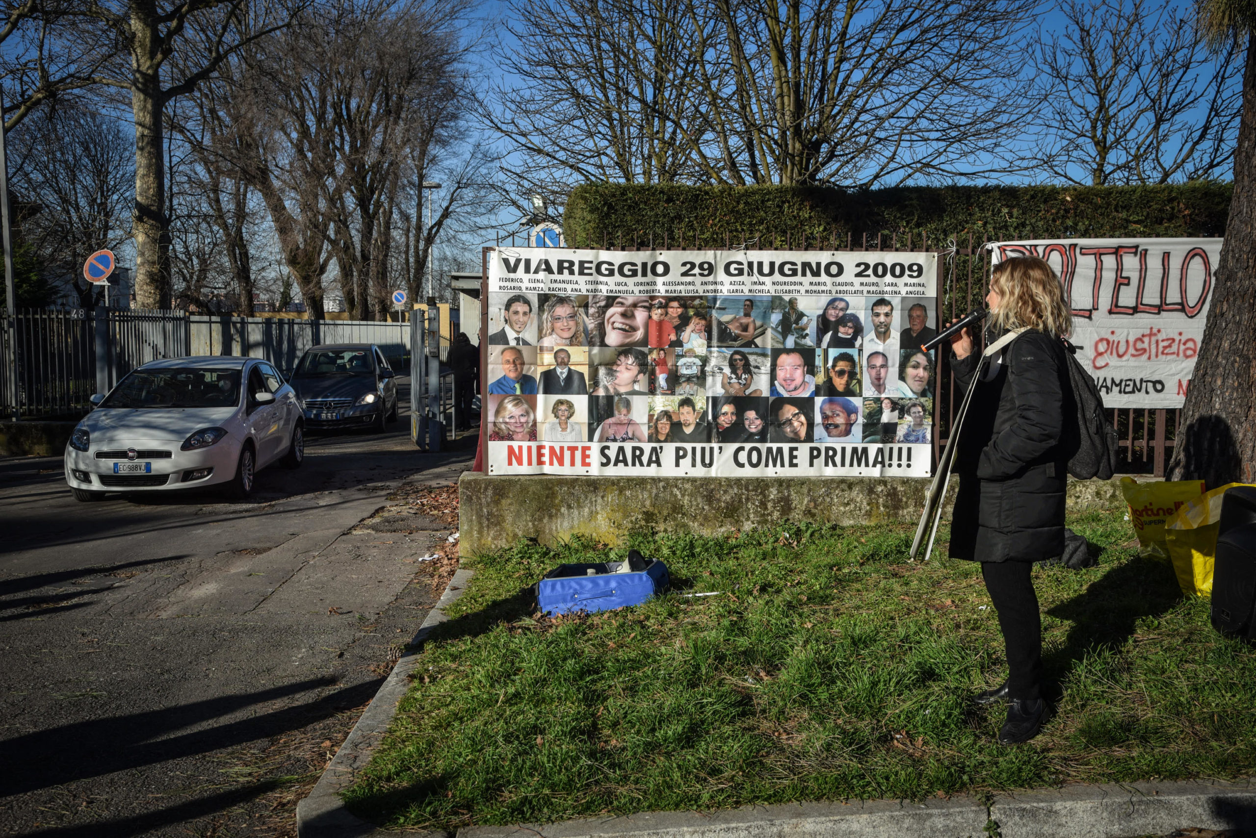 Un gruppo di familiari delle vittime della strage di Viareggio (Lucca) del 2009 riuniti davanti all'aula bunker di via Ucelli di Nemi Un gruppo di familiari delle vittime della strage di Viareggio (Lucca) del 2009 riuniti davanti all'aula bunker di via Ucelli di Nemi