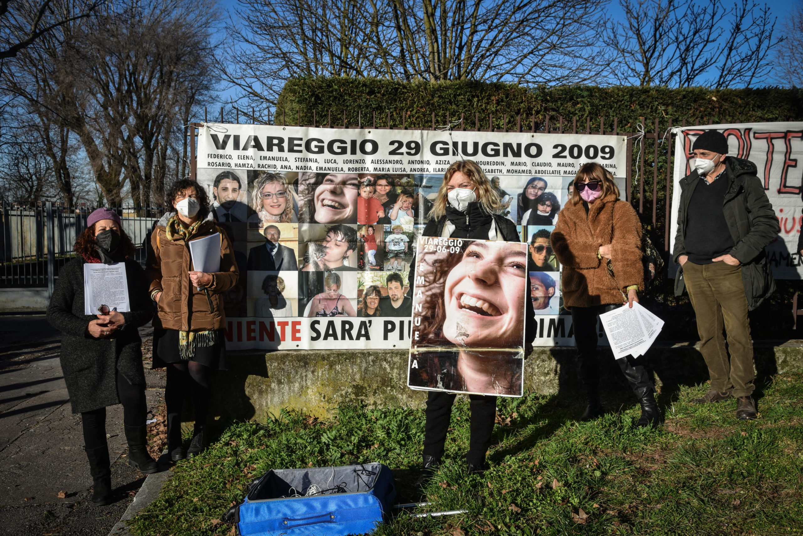 Presidio davanti all'aula bunker di via Ucelli di Nemi di Milano per esprimere solidarietà e vicinanza ai familiari dei deceduti del disastro ferroviario di Pioltello del 25 gennaio 2018 Presidio davanti all'aula bunker di via Ucelli di Nemi di Milano per esprimere solidarietà e vicinanza ai familiari dei deceduti del disastro ferroviario di Pioltello del 25 gennaio 2018