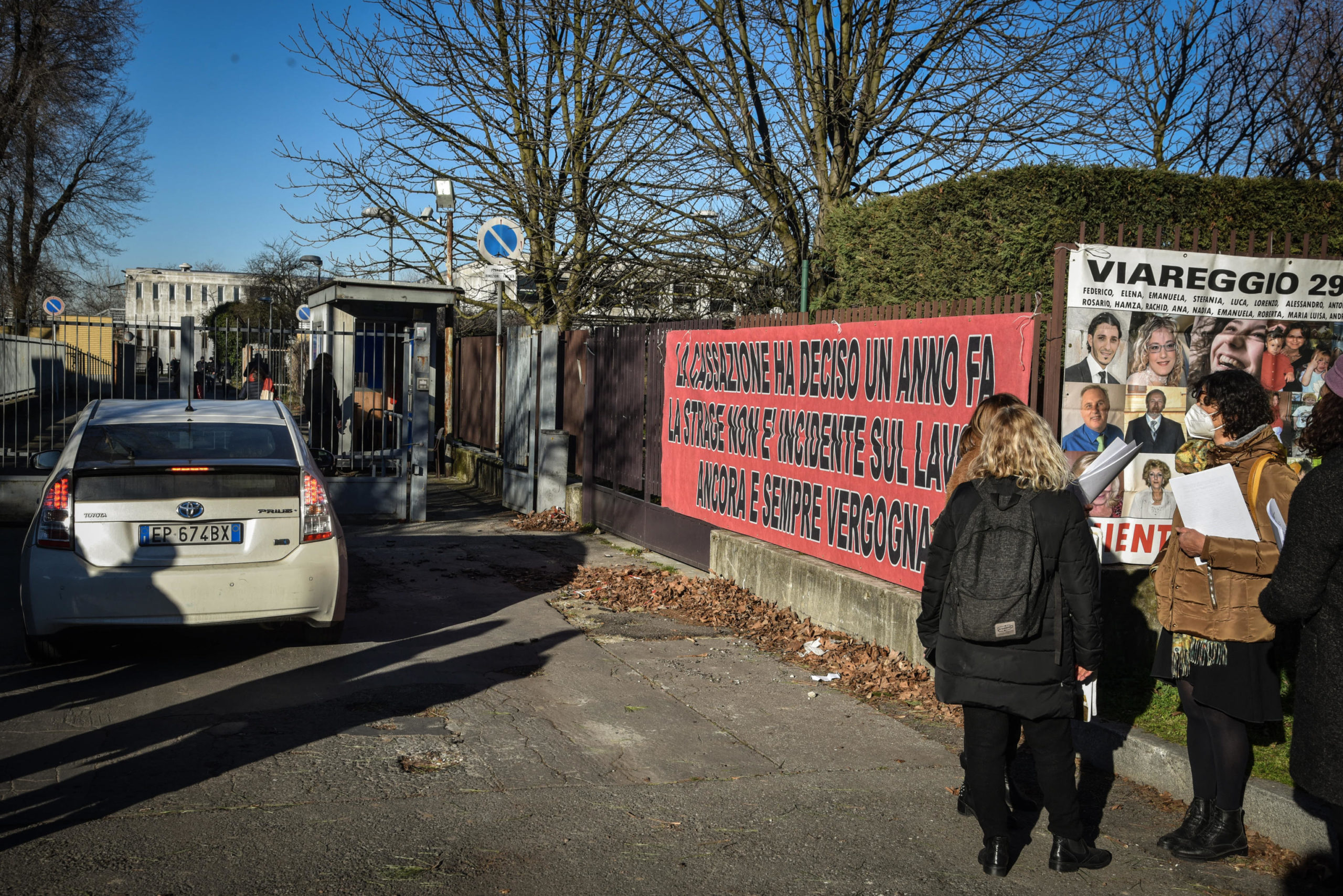 Presidio davanti all'aula bunker di via Ucelli di Nemi di Milano per esprimere solidarietà e vicinanza ai familiari dei deceduti del disastro ferroviario di Pioltello del 25 gennaio 2018 Presidio davanti all'aula bunker di via Ucelli di Nemi di Milano per esprimere solidarietà e vicinanza ai familiari dei deceduti del disastro ferroviario di Pioltello del 25 gennaio 2018