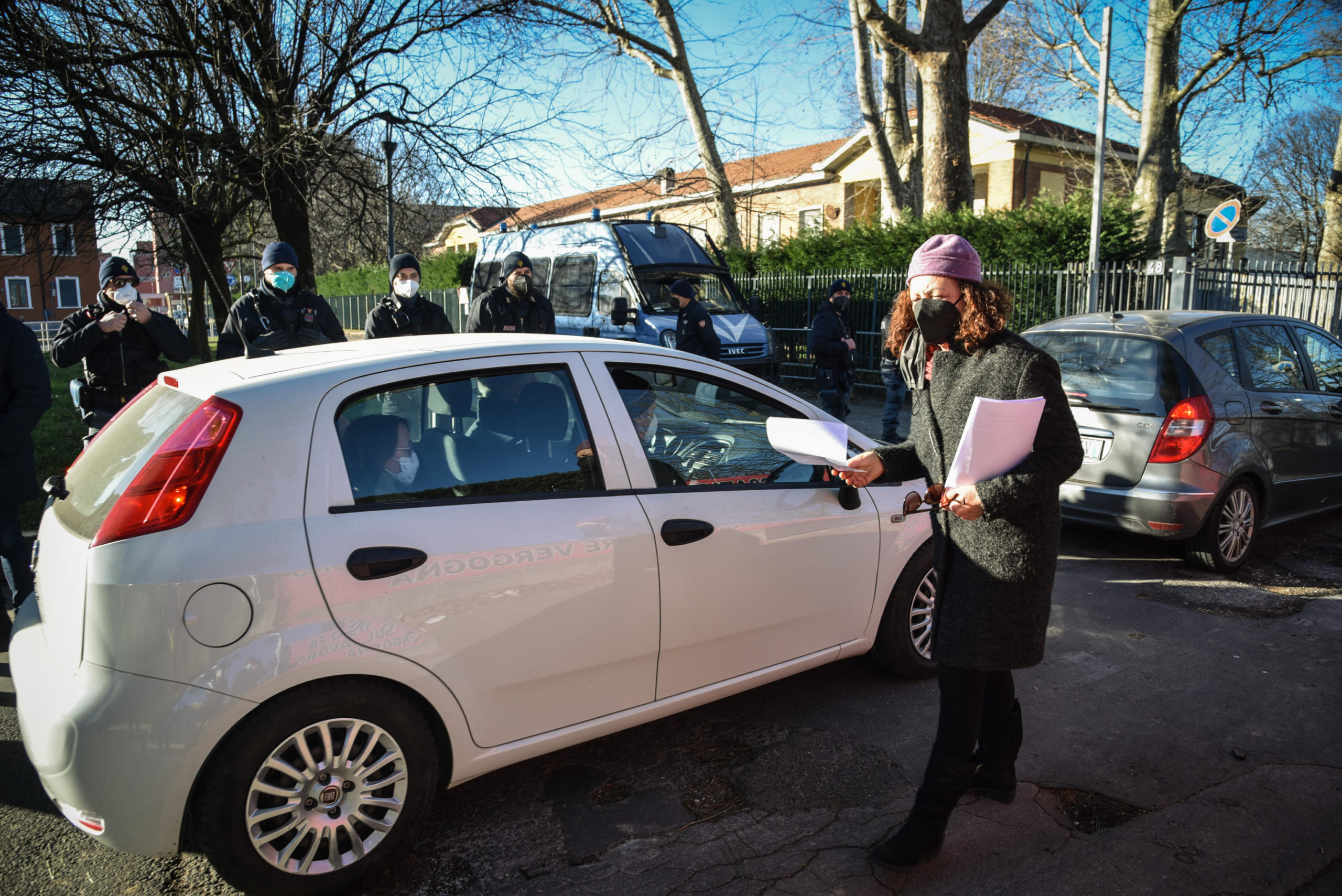 Presidio davanti all'aula bunker di via Ucelli di Nemi di un gruppo di familiari delle vittime della strage ferroviaria di Viareggio (Lucca) del 2009 Presidio davanti all'aula bunker di via Ucelli di Nemi di un gruppo di familiari delle vittime della strage ferroviaria di Viareggio (Lucca) del 2009