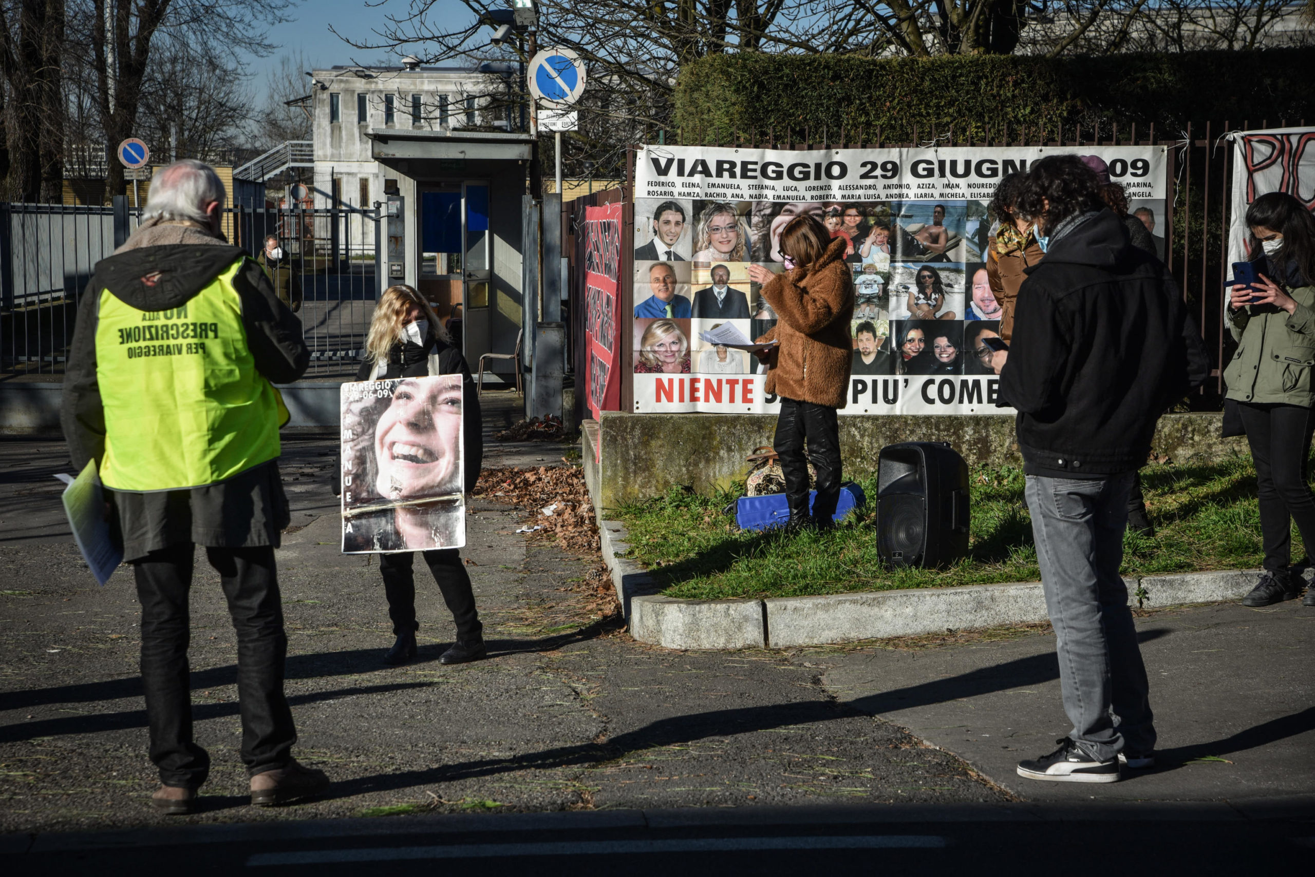 Presidio davanti all'aula bunker di via Ucelli di Nemi di Milano per esprimere solidarietà e vicinanza ai familiari dei deceduti del disastro ferroviario di Pioltello del 25 gennaio 2018 Presidio davanti all'aula bunker di via Ucelli di Nemi di Milano per esprimere solidarietà e vicinanza ai familiari dei deceduti del disastro ferroviario di Pioltello del 25 gennaio 2018