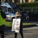 Un gruppo di familiari delle vittime della strage di Viareggio (Lucca) del 2009 riuniti davanti all'aula bunker di via Ucelli di Nemi a Milano Un gruppo di familiari delle vittime della strage di Viareggio (Lucca) del 2009 riuniti davanti all'aula bunker di via Ucelli di Nemi a Milano