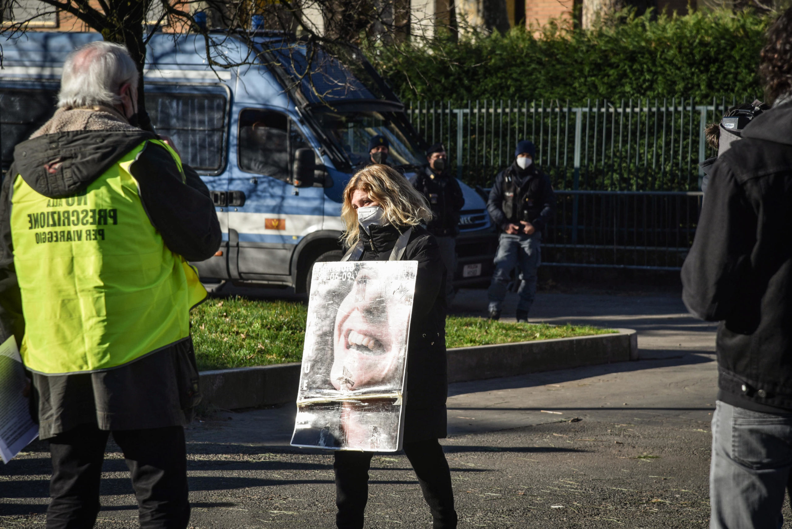 Un gruppo di familiari delle vittime della strage di Viareggio (Lucca) del 2009 riuniti davanti all'aula bunker di via Ucelli di Nemi a Milano Un gruppo di familiari delle vittime della strage di Viareggio (Lucca) del 2009 riuniti davanti all'aula bunker di via Ucelli di Nemi a Milano