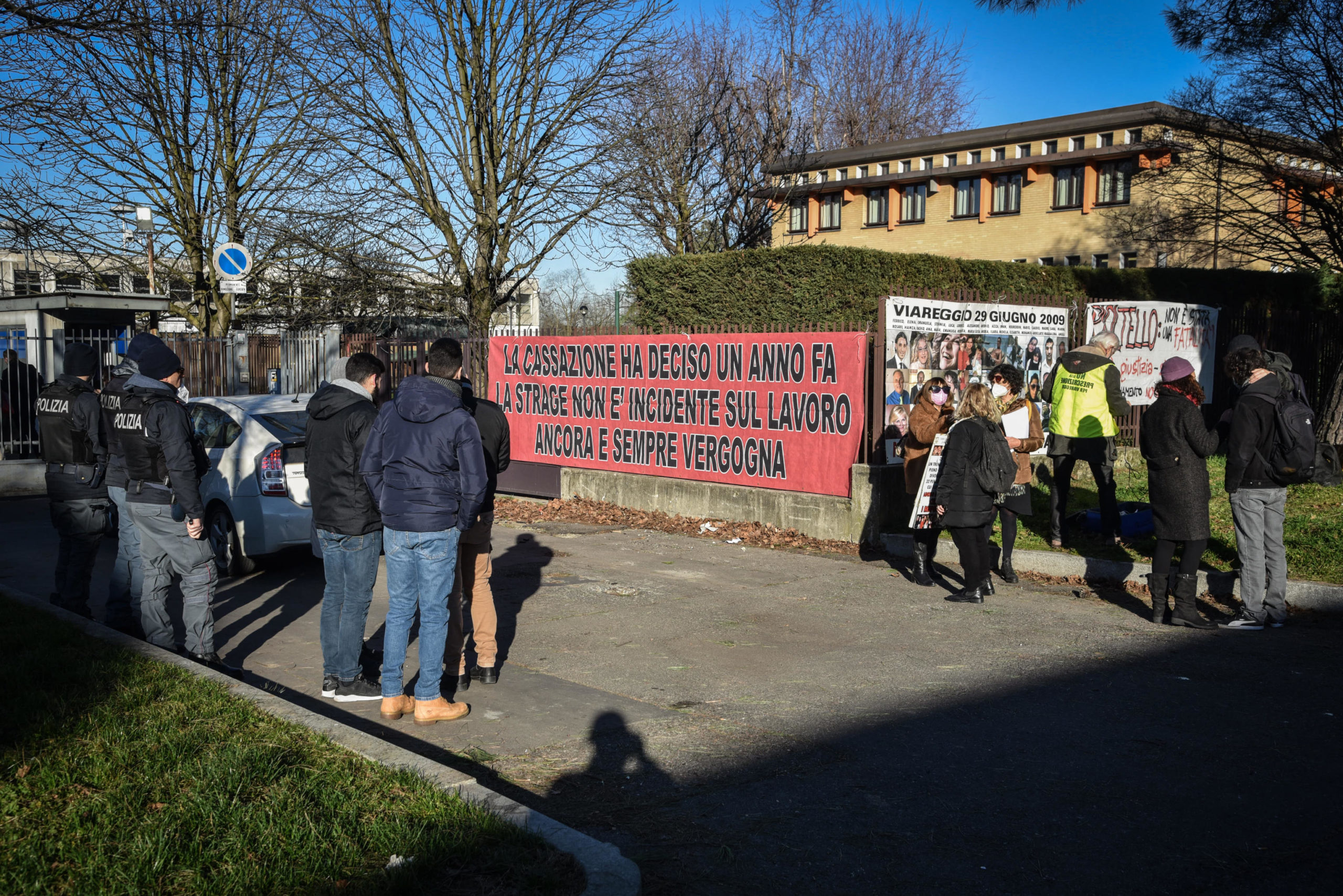 Presidio davanti all'aula bunker di via Ucelli di Nemi di Milano per esprimere solidarietà e vicinanza ai familiari dei deceduti del disastro ferroviario di Pioltello del 25 gennaio 2018 Presidio davanti all'aula bunker di via Ucelli di Nemi di Milano per esprimere solidarietà e vicinanza ai familiari dei deceduti del disastro ferroviario di Pioltello del 25 gennaio 2018