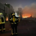 I pompieri spengono l'incendio del centro commerciale di Kiev