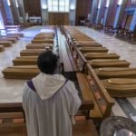 Un sacerdote benedice le bare nella parrocchia di San Giuseppe a Seriate, il 25 marzo 2020 Un sacerdote benedice le bare nella parrocchia di San Giuseppe a Seriate, il 25 marzo 2020
