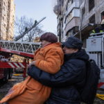 Un uomo trasporta in braccio una delle 27 sfollate portate in salvo dall'edificio Un uomo trasporta in braccio una delle 27 sfollate portate in salvo dall'edificio