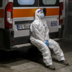 Una infermiera esausta del Policlinico Gemelli di Roma si riposa appoggiata ad un'ambulanza, nel novembre 2020 Una infermiera esausta del Policlinico Gemelli di Roma si riposa appoggiata ad un'ambulanza, nel novembre 2020