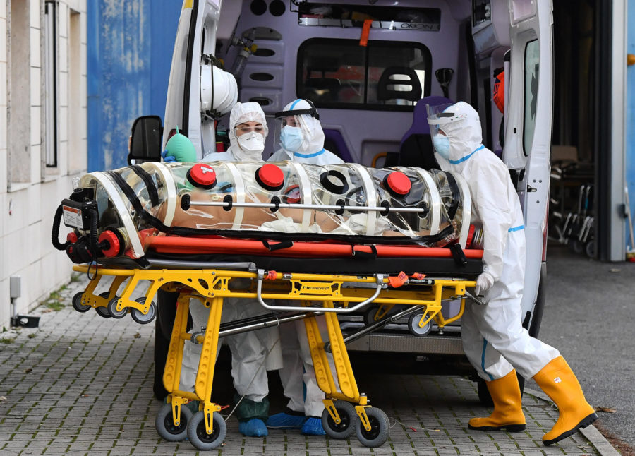 A Roma alcuni infermieri trasportano un paziente infetto da Covid-19 su una barella di biocontenimento