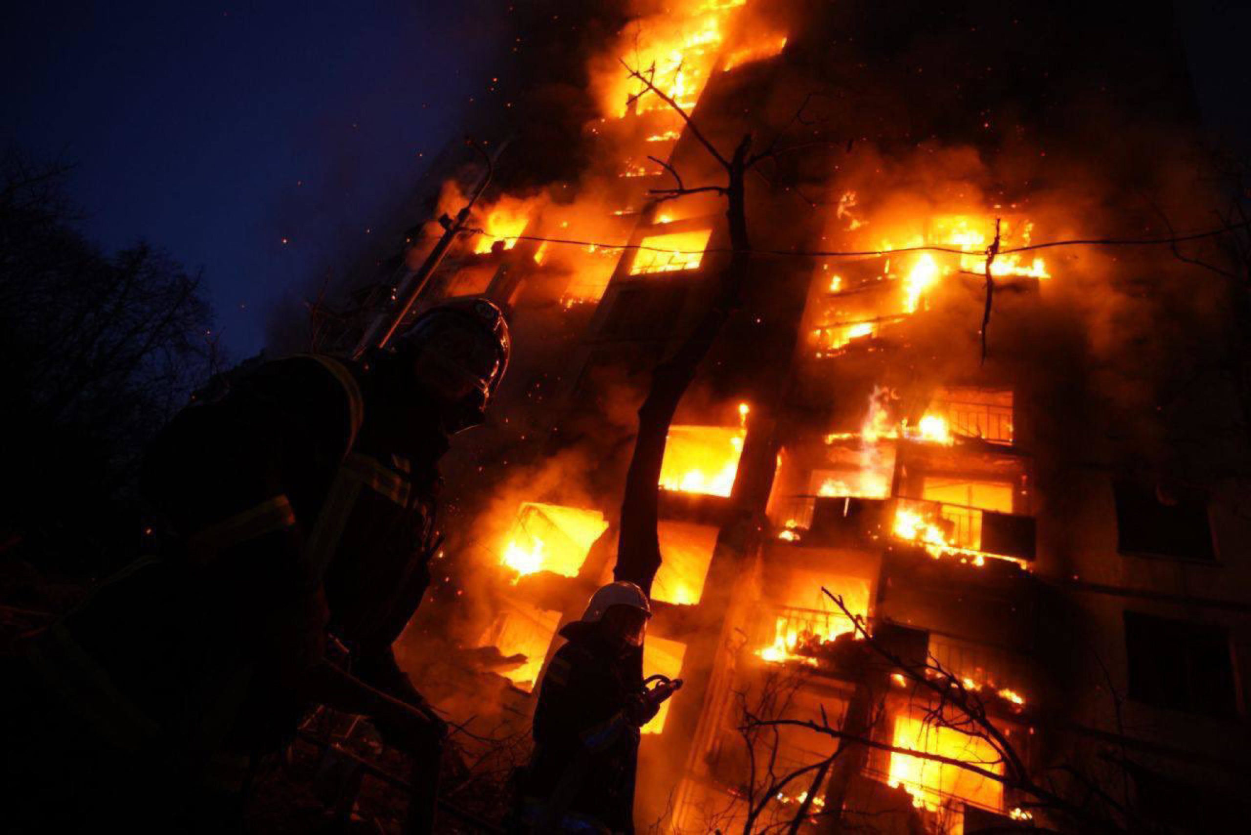 L'incendio avvolge il palazzo bombardato alle luci dell'alba dalle truppe russe a Kiev