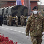 A Bergamo, il 25 marzo 2020, i militari caricano sui camion le bare dei morti per Covid