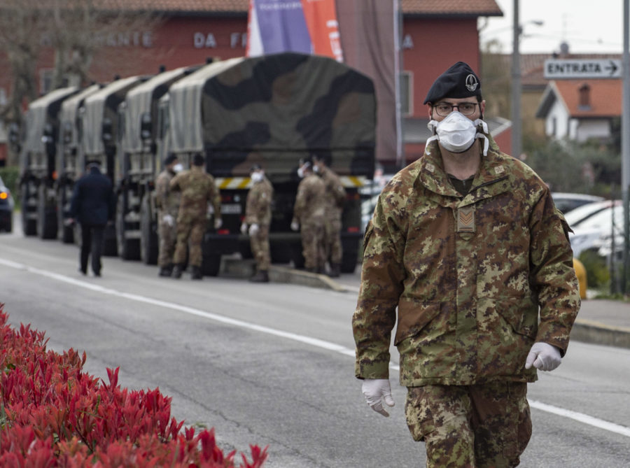 A Bergamo, il 25 marzo 2020, i militari caricano sui camion le bare dei morti per Covid