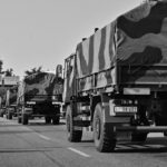 Nello scatto storico del fotografo Tiziano Manzoni, i mezzi militari che trasportano le bare nei pressi di Bergamo verso i forni crematori Nello scatto storico del fotografo Tiziano Manzoni, i mezzi militari che trasportano le bare nei pressi di Bergamo verso i forni crematori