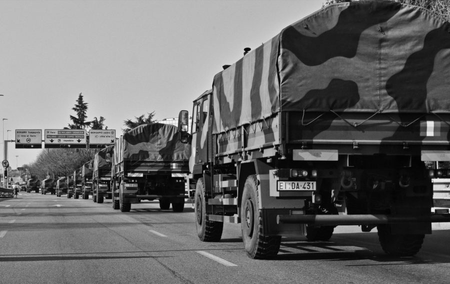 Nello scatto storico del fotografo Tiziano Manzoni, i mezzi militari che trasportano le bare nei pressi di Bergamo verso i forni crematori Nello scatto storico del fotografo Tiziano Manzoni, i mezzi militari che trasportano le bare nei pressi di Bergamo verso i forni crematori