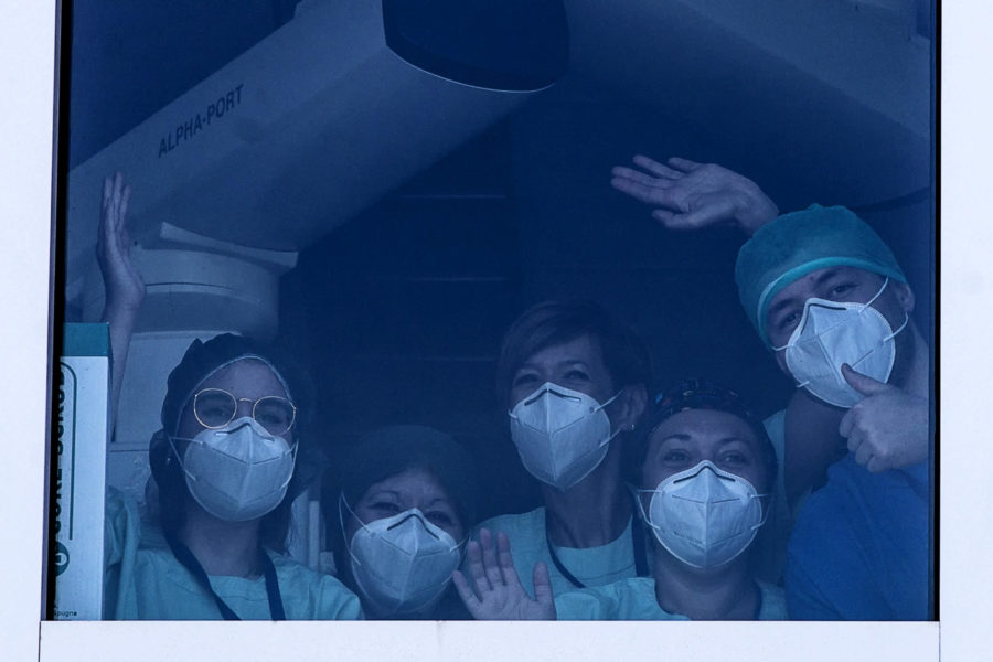 Dottori e infermieri festeggiano per le dimissioni di Vincenzo, neonato bergamasco affetto da Covid, rimasto in isolamento a Roma per 50 giorni Dottori e infermieri festeggiano per le dimissioni di Vincenzo, neonato bergamasco affetto da Covid, rimasto in isolamento a Roma per 50 giorni