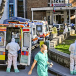 Ambulanze con pazienti Covid in fila fuori dall'ospedale Cotugno di Napoli, nel novembre 2020