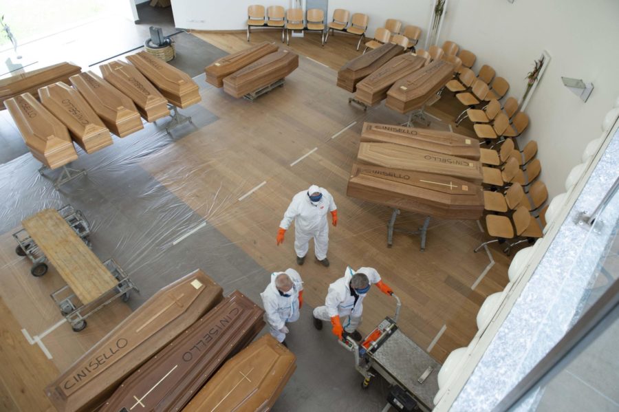Militari trasportano le bare delle vittime di Covid, da Bergamo al cimitero di Cinisello Balsamo, vicino Milano Militari trasportano le bare delle vittime di Covid, da Bergamo al cimitero di Cinisello Balsamo, vicino Milano