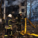 Pompieri srotolano il tubo per continuare a spegnere l'incendio Pompieri srotolano il tubo per continuare a spegnere l'incendio