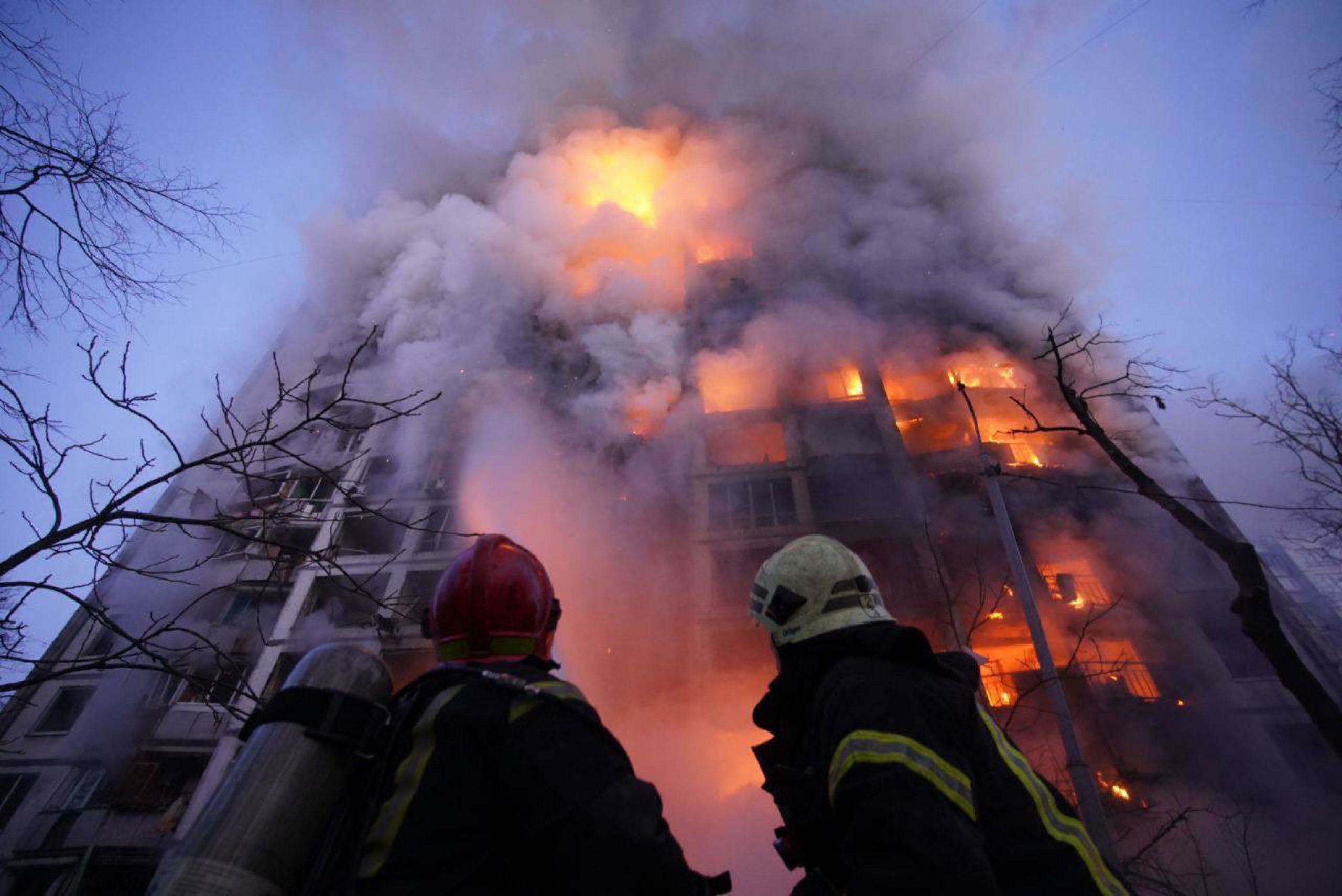 A Kiev le truppe russe hanno bombardato un palazzo di quindici piani