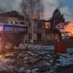 La scuola colpita a Merefa. L'edificio a due piani è stato parzialmente distrutto, seguito da un incendio.