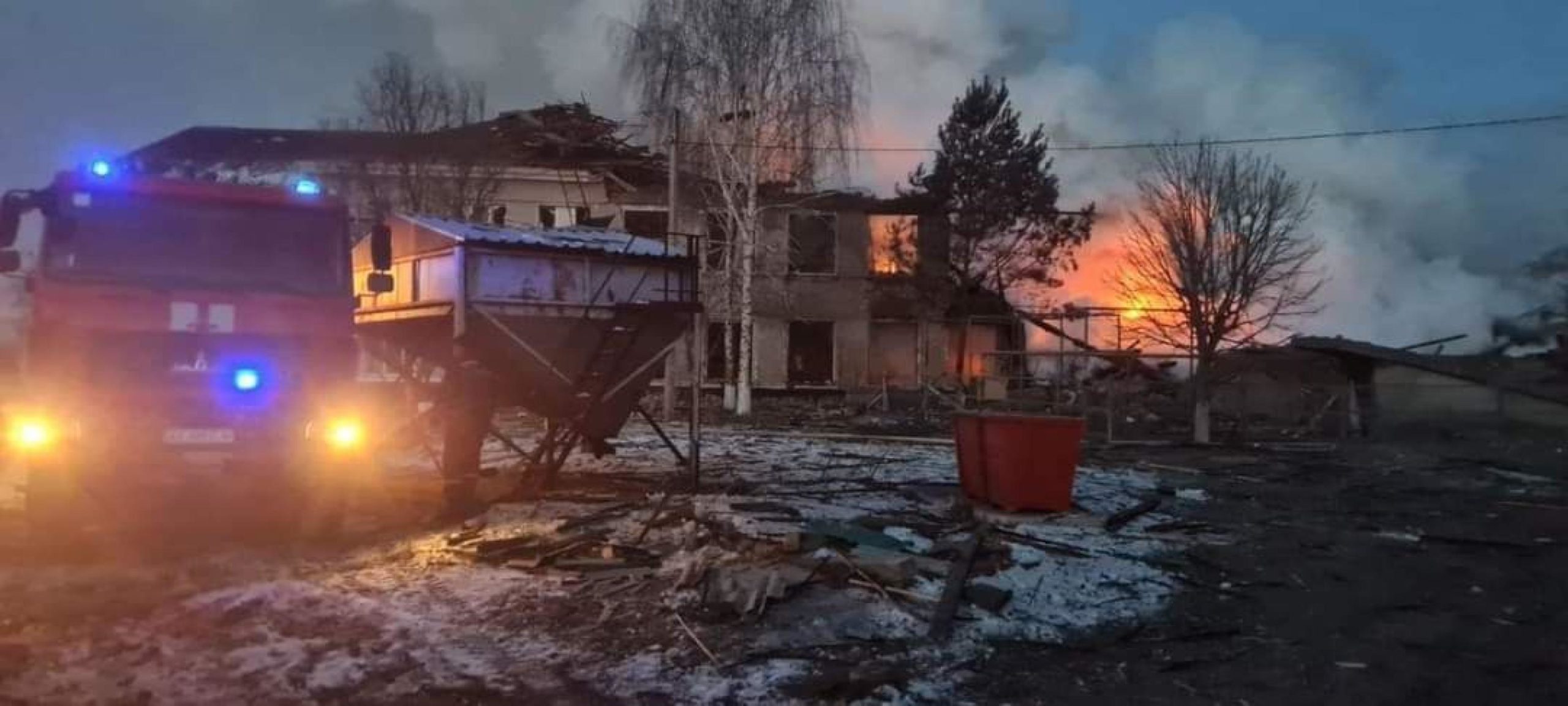 La scuola colpita a Merefa. L'edificio a due piani è stato parzialmente distrutto, seguito da un incendio.