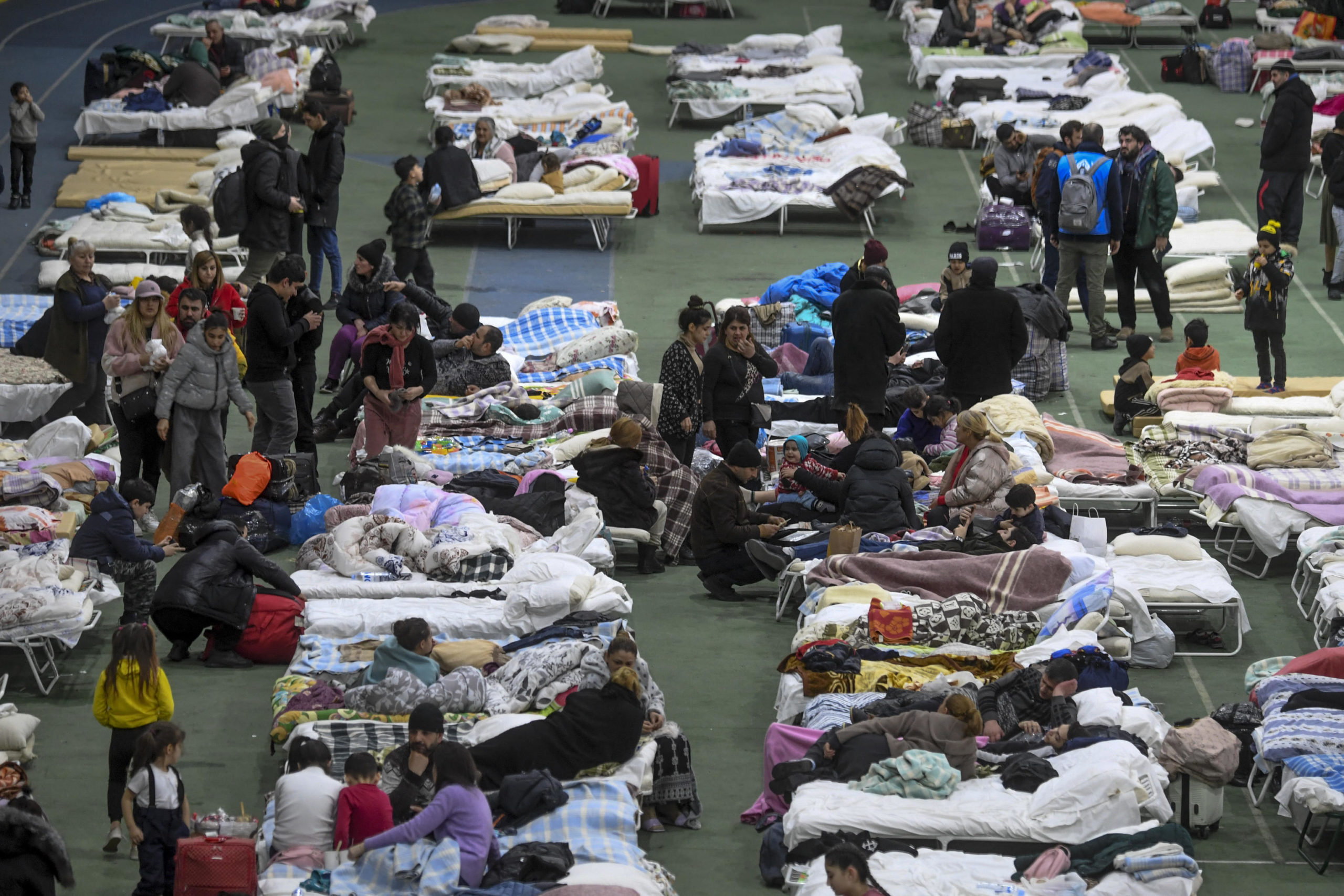 Il palazzetto dello sport di Chisinau (Moldavia) trasformato in un'enorme camera da letto dove hanno trovato ospitalità oltre 500 persone di etnia Rom fuggite dall'Ucraina Il palazzetto dello sport di Chisinau (Moldavia) trasformato in un'enorme camera da letto dove hanno trovato ospitalità oltre 500 persone di etnia Rom fuggite dall'Ucraina