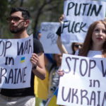 Ucraini residenti in Messico e cittadini messicani protestano contro l'invasione russa dell'Ucraina a Città del Messico