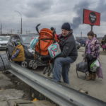 I civili attraversano le macerie di un ponte danneggiato nella città di Irpin vicino a Kiev I civili attraversano le macerie di un ponte danneggiato nella città di Irpin vicino a Kiev