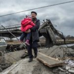 I civili attraversano le macerie di un ponte danneggiato nella città di Irpin vicino a Kiev I civili attraversano le macerie di un ponte danneggiato nella città di Irpin vicino a Kiev