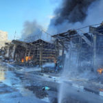 I vigili del fuoco impegnati a quietare gli incendi dei padiglioni commerciali del mercato a Kharkiv, il 16 marzo.