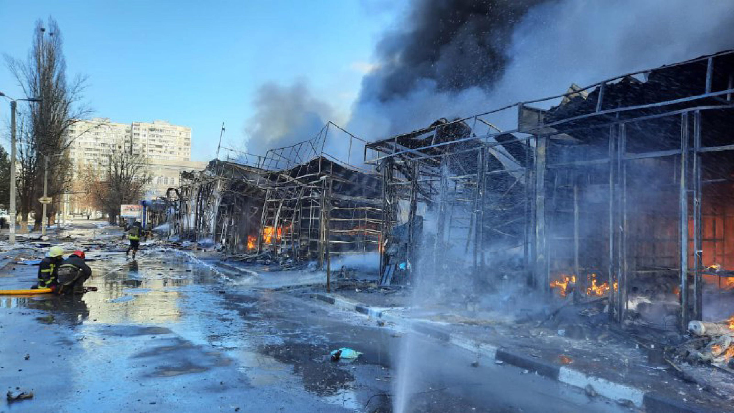 I vigili del fuoco impegnati a quietare gli incendi dei padiglioni commerciali del mercato a Kharkiv, il 16 marzo.
