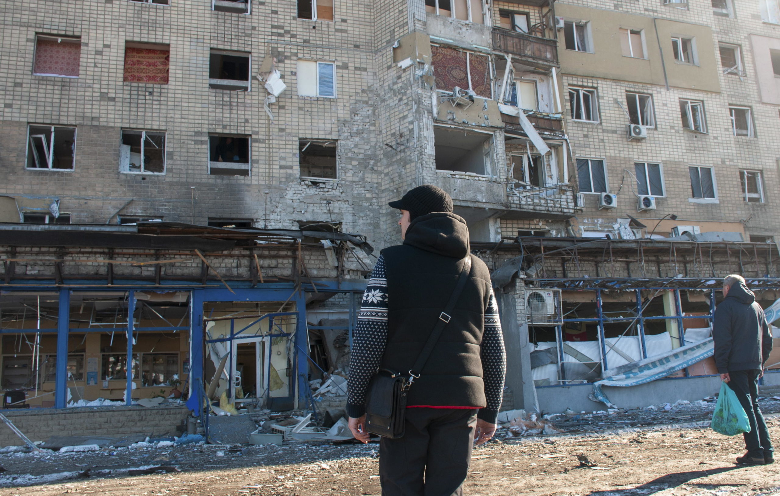 Un edificio distrutto dai bombardamenti a Kharkiv