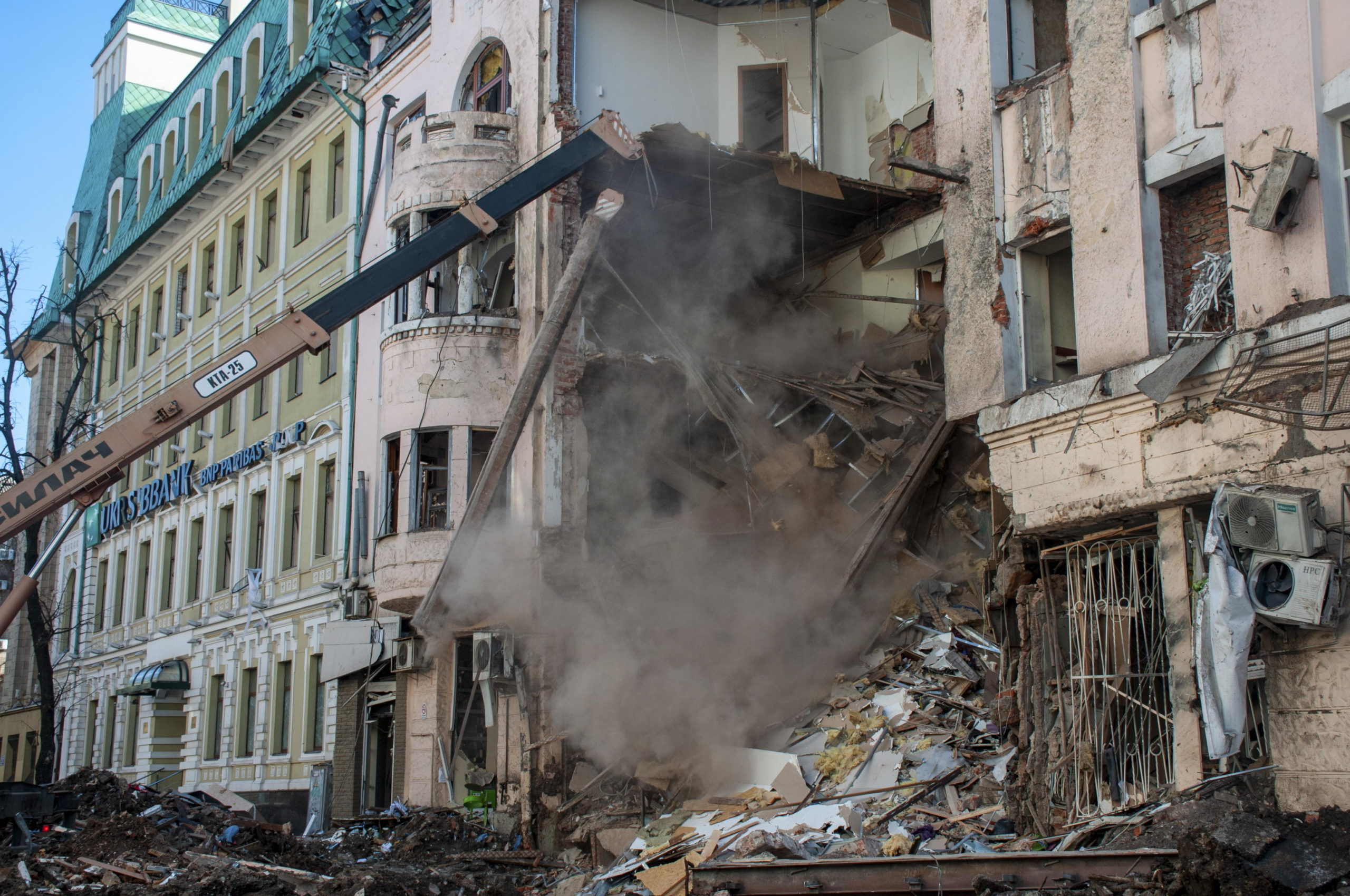 Un edificio distrutto dai bombardamenti russi a Kharkiv.