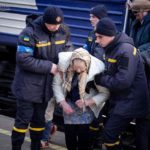 Alla stazione di Khmelnytsky i soccorritori aiutano i pazienti in un dispensario psiconeurologico.