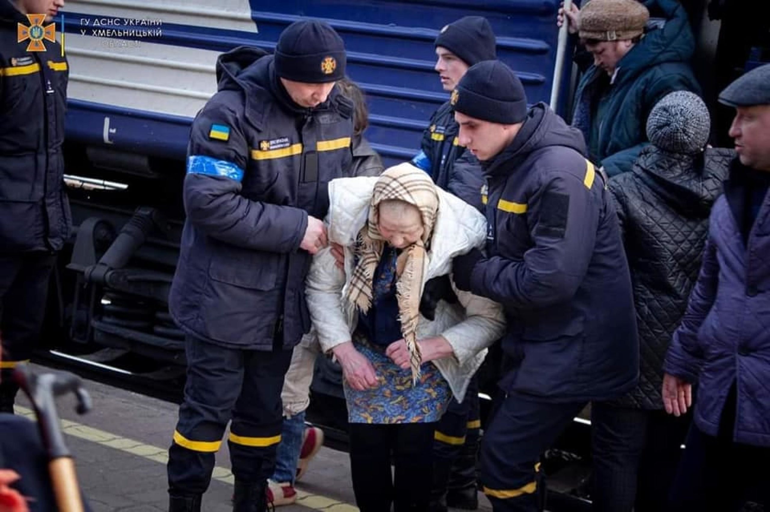 Alla stazione di Khmelnytsky i soccorritori aiutano i pazienti in un dispensario psiconeurologico.
