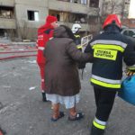 Lo sfollamento di civili dall'edificio residenziale colpito da un razzo abbattuto a Kiev.