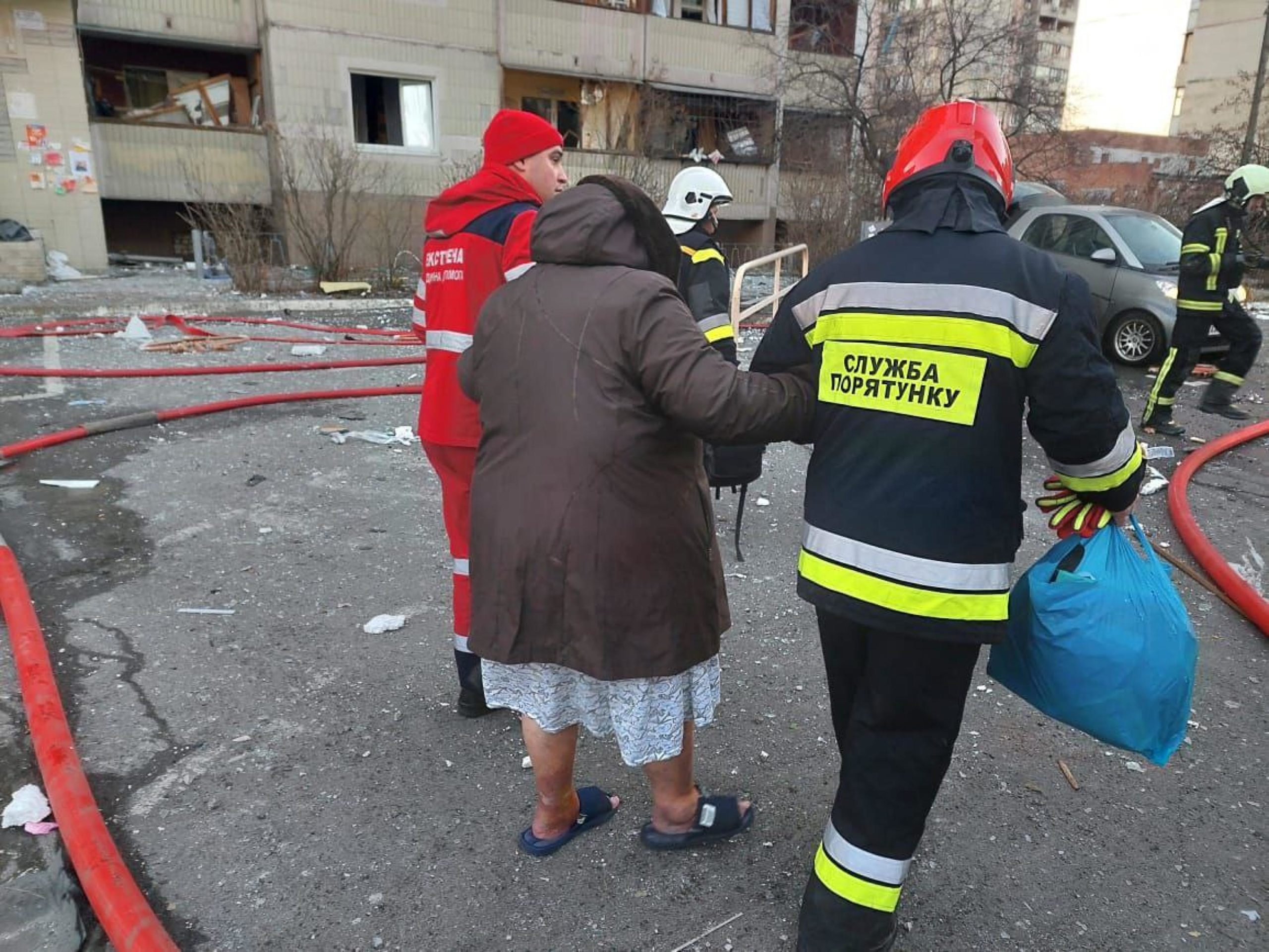 Lo sfollamento di civili dall'edificio residenziale colpito da un razzo abbattuto a Kiev.