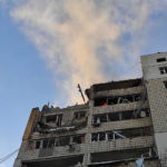 Un edificio residenziale colpito dai bombardamenti nel distretto di Shevchenkivskyi a Kiev