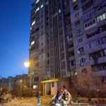 A Kiev i resti un razzo abbattuto hanno colpito un edificio residenziale nel distretto di Darnytskyi.
