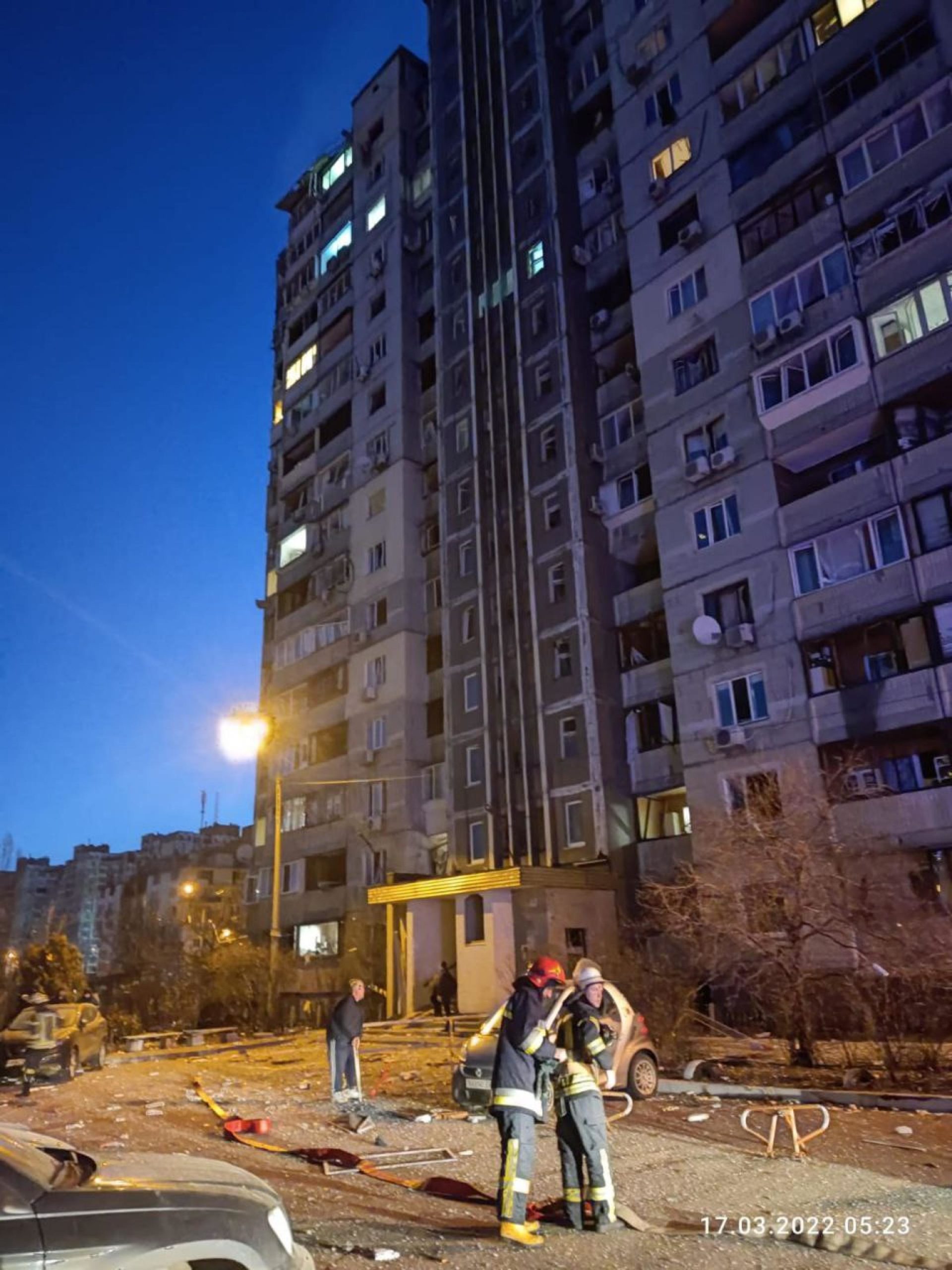 A Kiev i resti un razzo abbattuto hanno colpito un edificio residenziale nel distretto di Darnytskyi.