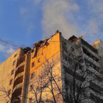 Un edificio di 12 piani danneggiato dai bombardamenti nel distretto di Shevchenkivskyi a Kiev