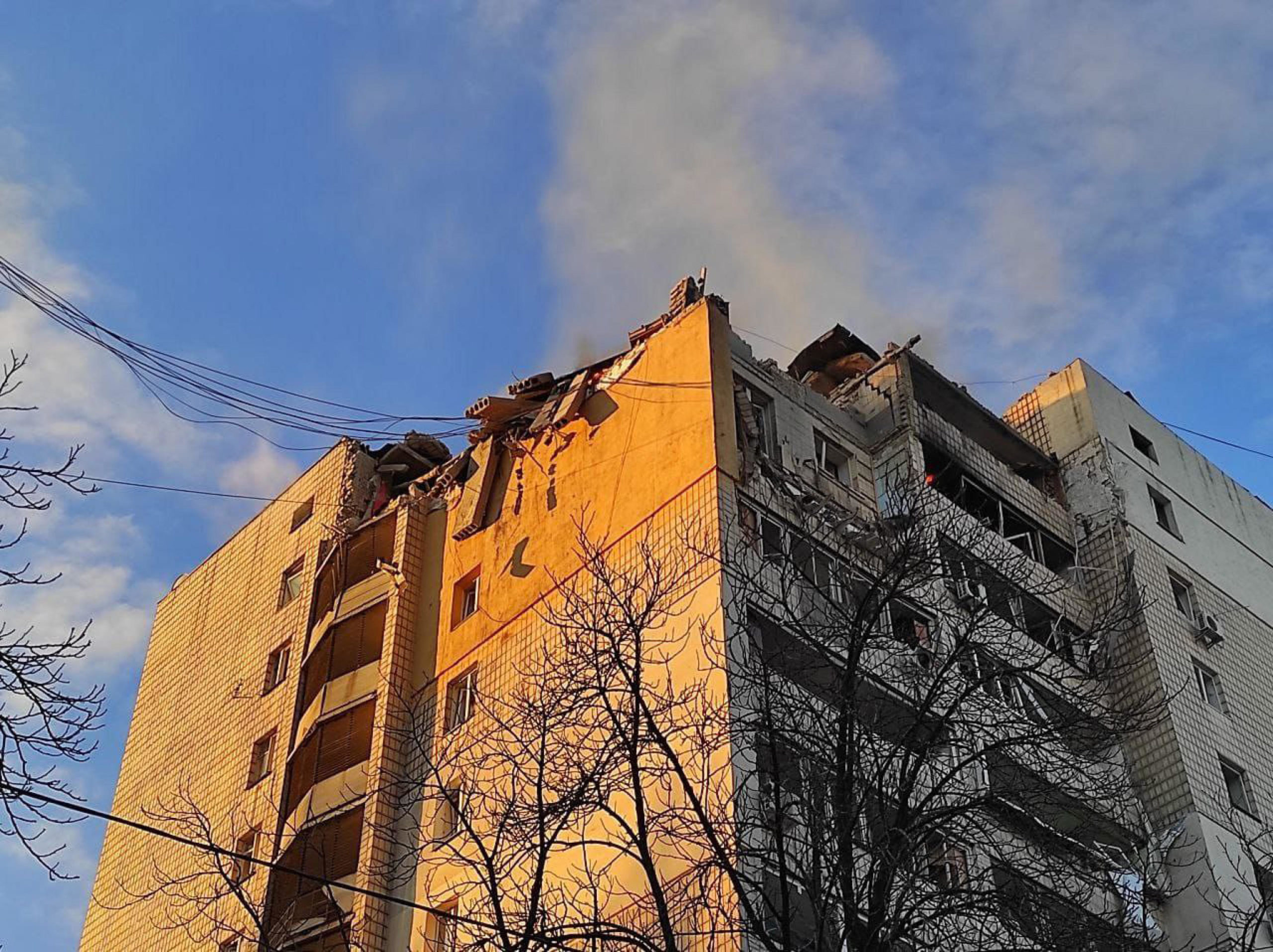 Un edificio di 12 piani danneggiato dai bombardamenti nel distretto di Shevchenkivskyi a Kiev