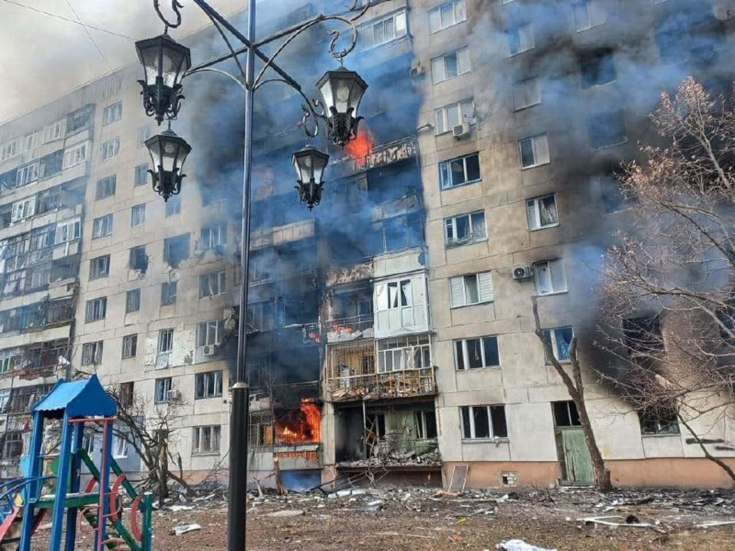 Sono decine le case incendiate durante la notte scorsa tra Severodonetsk, Rubizhne e Lysychans.
